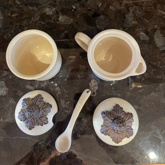 Coffee/Tea Hostess Set
Gracious Goods Acanthus Leaf Collection! 🎉 - Picture 7 of 12